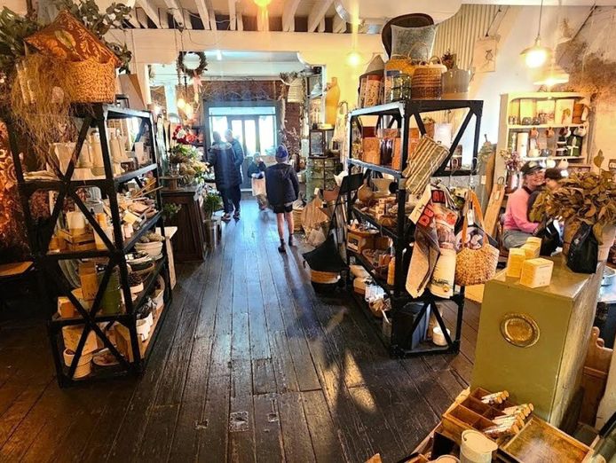 highly-successful-blooming-deloraine-floristry-high-turn-over-o-o-75-000-sav-2