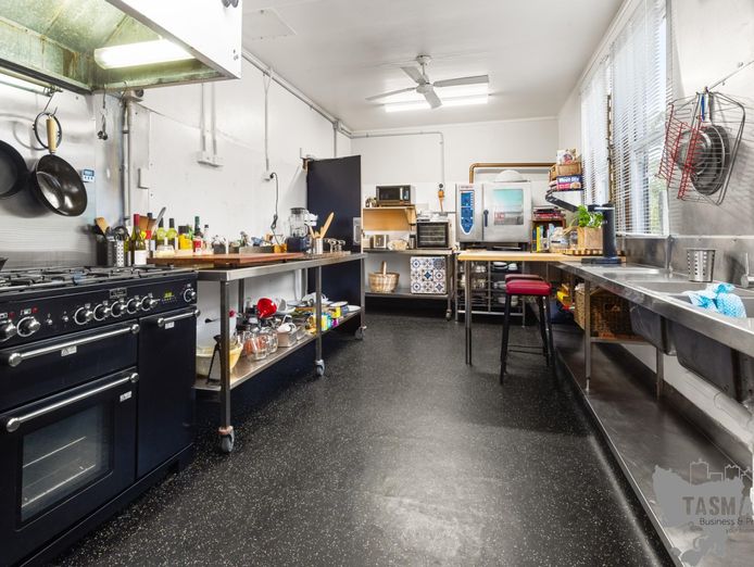 extraordinary-opportunity-renovated-10-room-hotel-or-residence-wine-bar-8