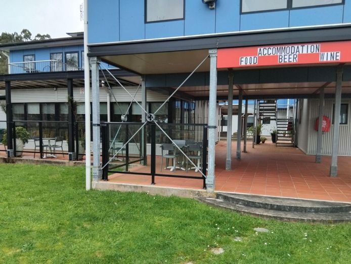 no-ingoing-modern-stylish-sophisticated-water-views-wild-rivers-escape-restaura-2