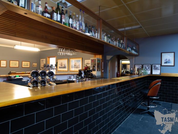 extraordinary-opportunity-renovated-10-room-hotel-or-residence-wine-bar-4