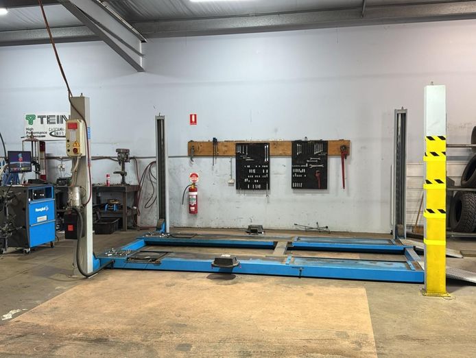 huge-mechanical-amp-tyre-workshop-no-weekends-5