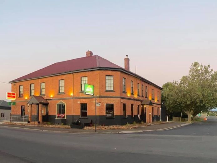 historic-country-hotel-business-food-keno-bar-asking-215-000-sav-long-lease-4