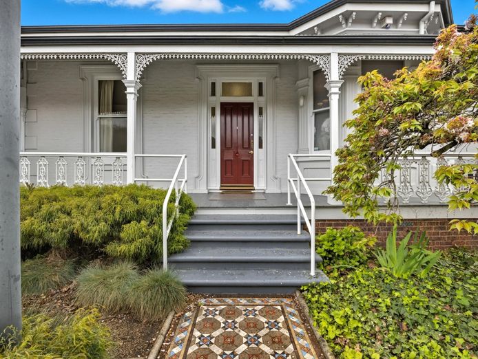 prime-location-residence-with-income-or-3-bnb-lets-stca-or-health-professional-0