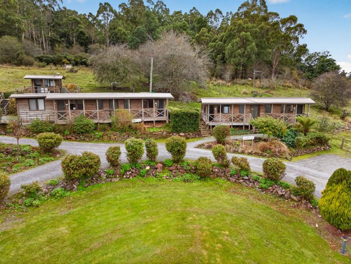 fhgc-tasmanian-accommodation-a1-presentation-spectacular-views-10-roi-6-cabins-2-4
