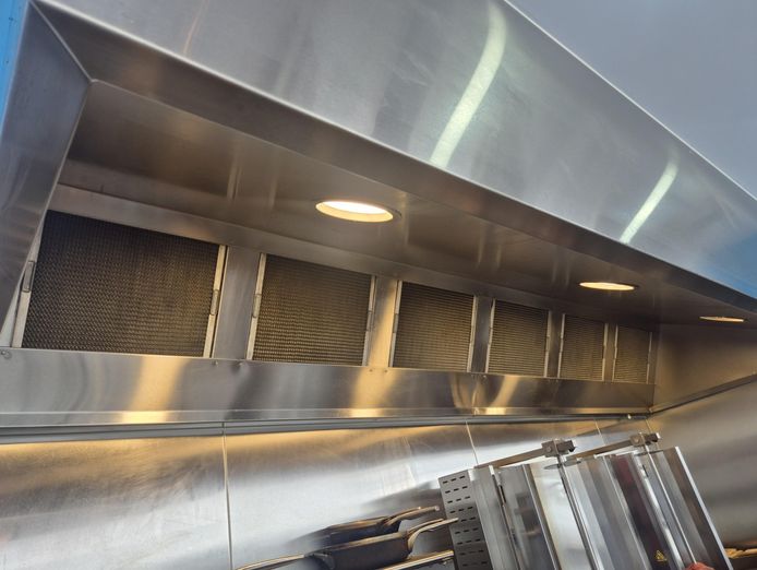sensational-waterfront-restaurant-amp-bar-150-000-fit-out-chattel-sale-only-3