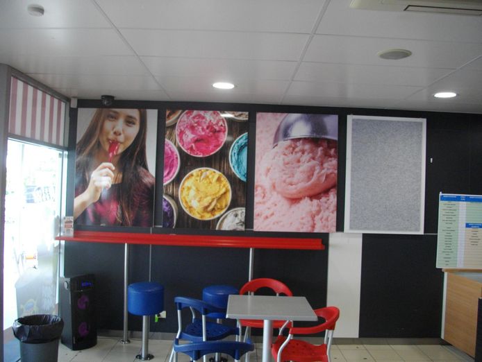 ice-cream-shop-with-the-cold-rock-business-model-4