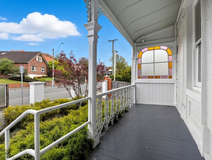 prime-location-residence-with-income-or-3-bnb-lets-stca-or-health-professional-1