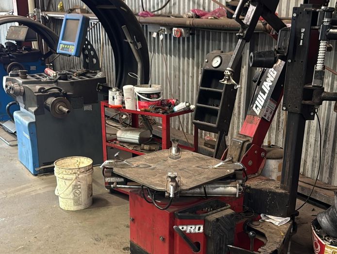 huge-mechanical-amp-tyre-workshop-no-weekends-7