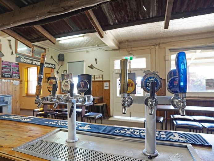 freehold-premises-hotel-business-10-accomodation-rooms-3-shops-4