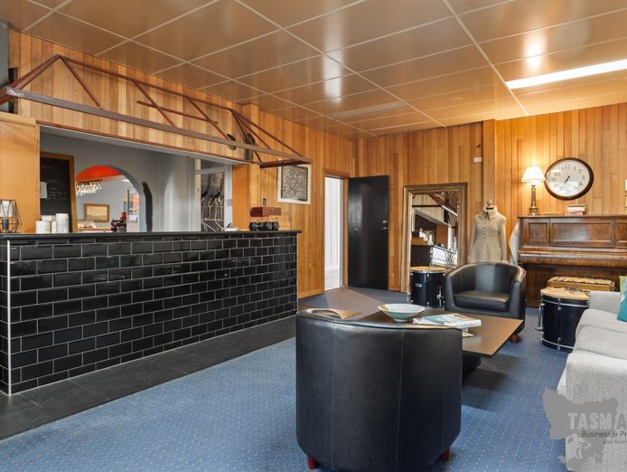 extraordinary-opportunity-renovated-10-room-hotel-or-residence-wine-bar-6