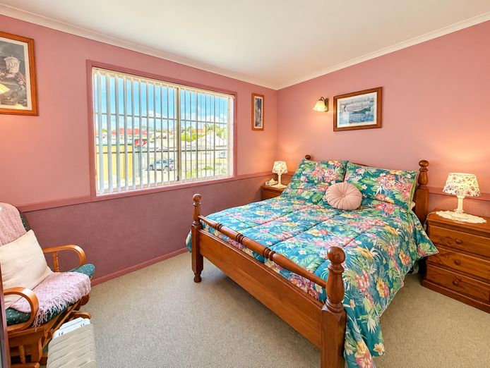 sea-change-east-coast-tasmania-7-holiday-ensuite-rooms-3-br-owners-home-restau-6