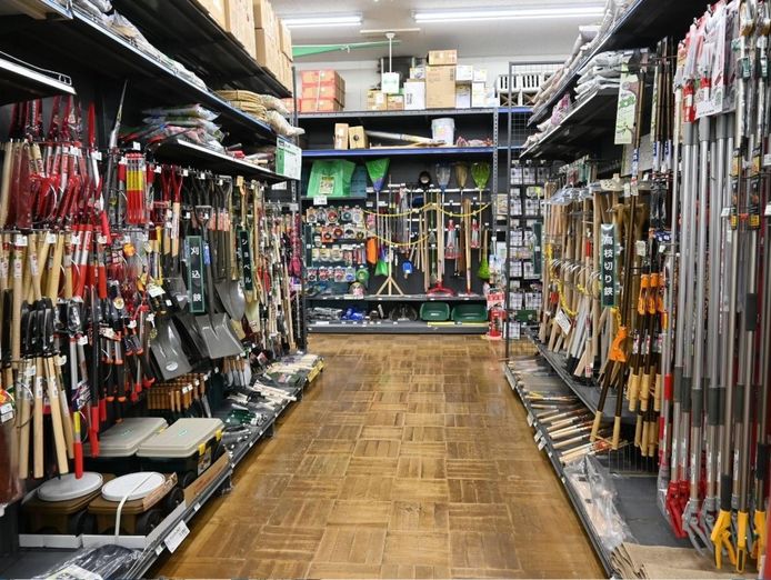 hardware-store-plus-2-freehold-titles-north-brunette-region-0