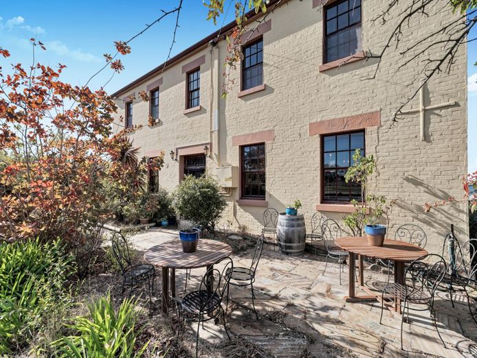 magnificent-water-views-character-heritage-building-7br-ensuite-home-or-busines-4