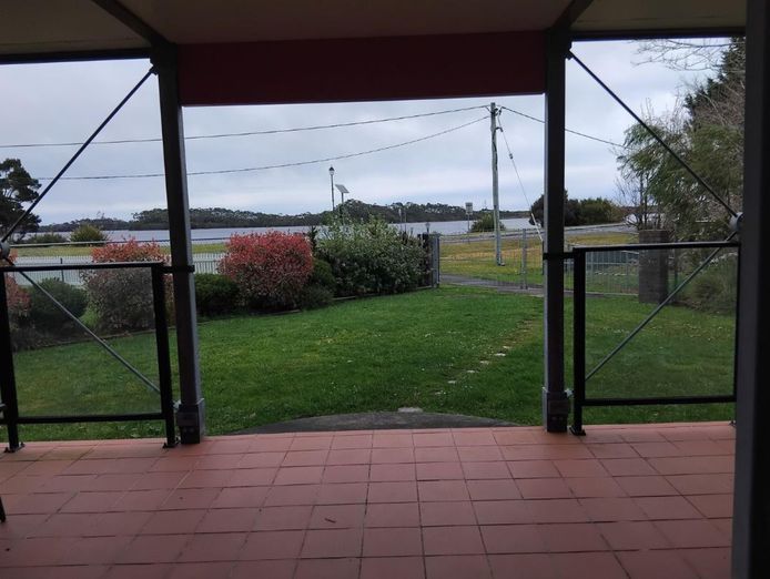 no-ingoing-modern-stylish-sophisticated-water-views-wild-rivers-escape-restaura-3