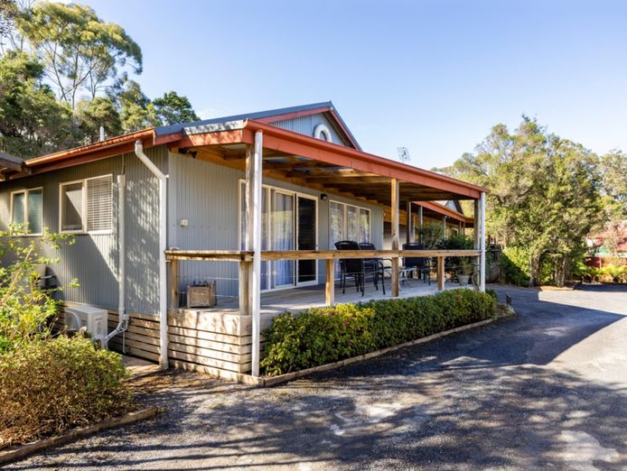 premium-freehold-boutique-accommodation-in-strahan-0