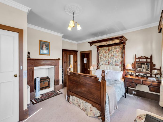 magnificent-water-views-character-heritage-building-7br-ensuite-home-or-busines-5