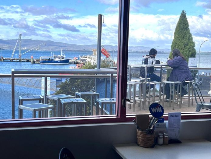 l-hold-beauty-point-waterfront-hotel-glorious-river-views-20-pokies-all-income-s-2