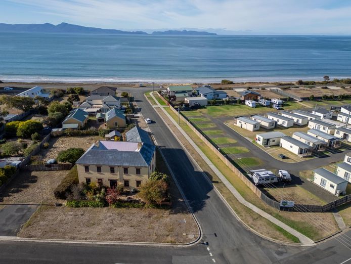 magnificent-water-views-character-heritage-building-7br-ensuite-home-or-busines-2