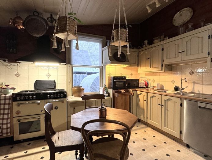 fhgc-aus-post-profitable-lifestyle-business-inc-3br-home-and-studiowork-mon-to-6