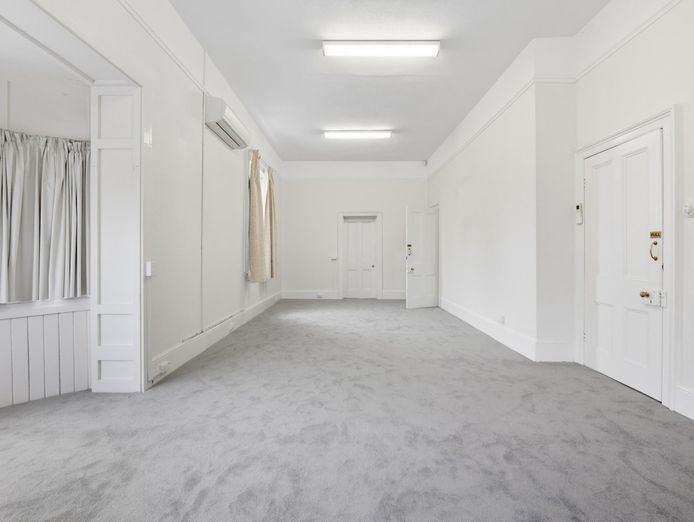 prime-location-residence-with-income-or-3-bnb-lets-stca-or-health-professional-9