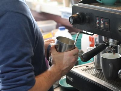 busy-southeast-cafe-strong-local-following-2