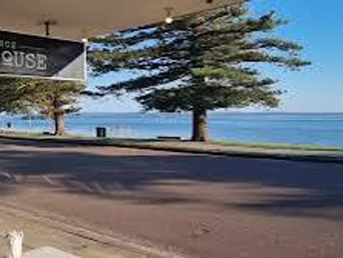 lakehouse-pizza-bar-cafe-and-residence-0