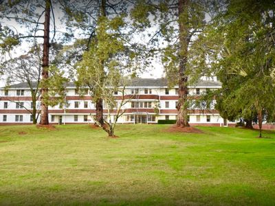 art-deco-motel-for-sale-set-in-tranquil-garden-surrounds-north-east-victori-0