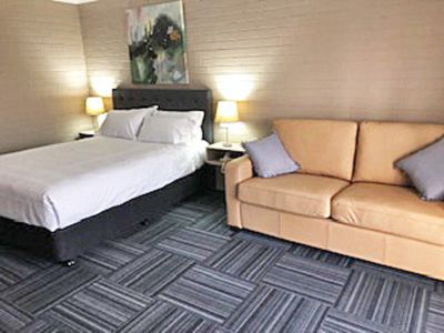 motel-freehold-including-fully-furnished-4-bedroom-house-2