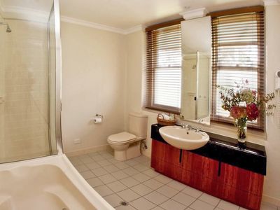 art-deco-motel-for-sale-set-in-tranquil-garden-surrounds-north-east-victori-3