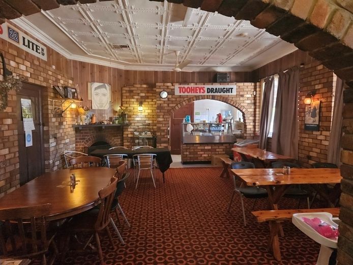 freehold-hotel-for-sale-drovers-dog-tavern-1