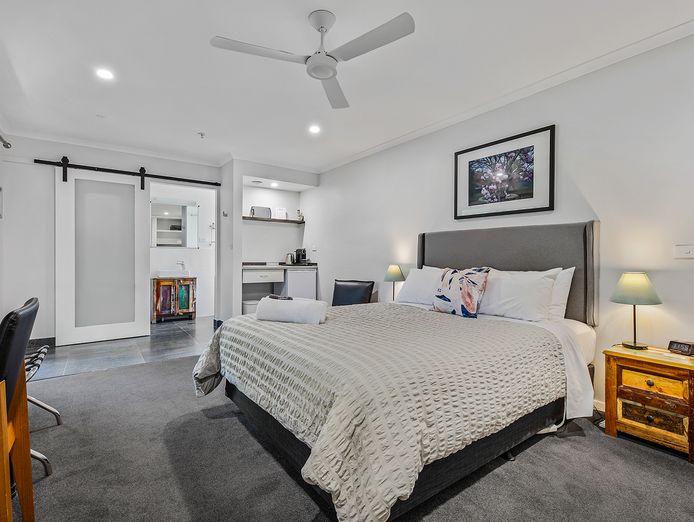 stunning-freehold-accommodation-in-bright-victoria-1