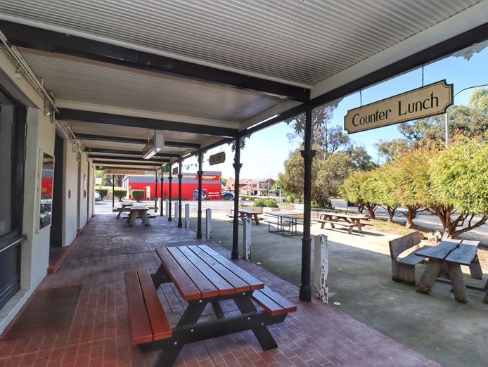 freehold-hotel-for-sale-by-eoi-australian-hotel-cowra-2