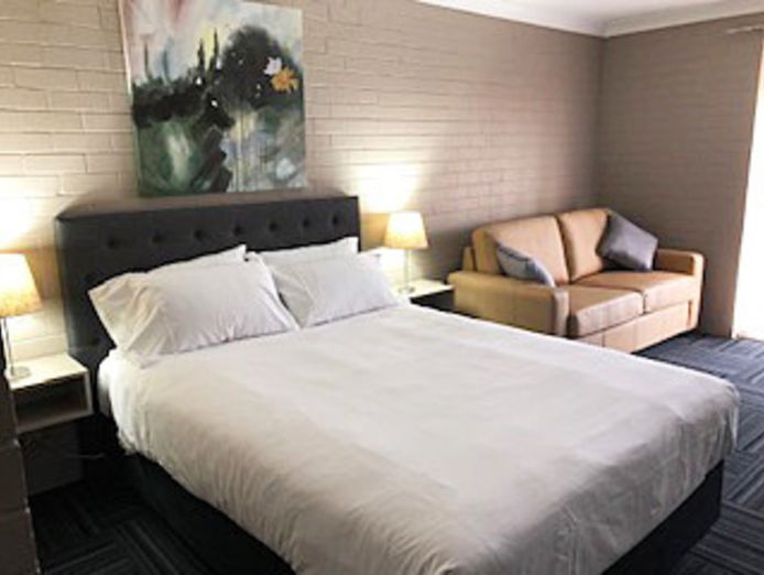 motel-freehold-including-fully-furnished-4-bedroom-house-1