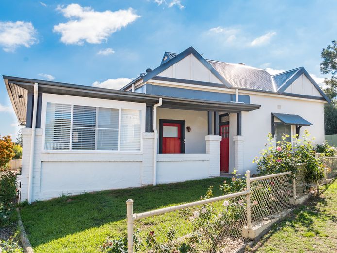 motel-freehold-including-fully-furnished-4-bedroom-house-6