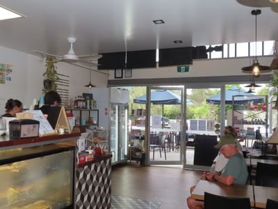 popular-cafe-shops-on-hilton-parking-out-front-6