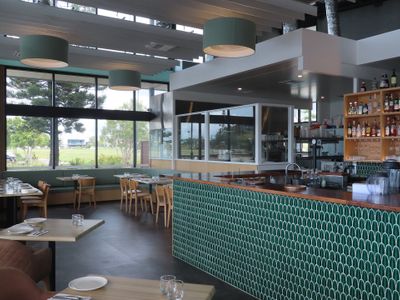 restaurant-bar-waterfront-at-the-marina-3
