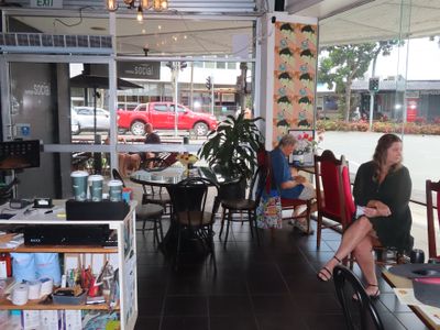 locals-favourite-espresso-cafe-open-kitchen-style-1