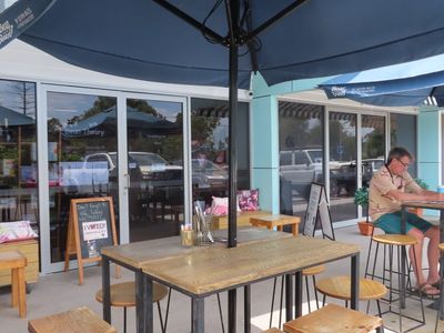 convenient-popular-cafe-shops-on-hilton-7