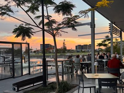 restaurant-bar-waterfront-at-the-marina-9