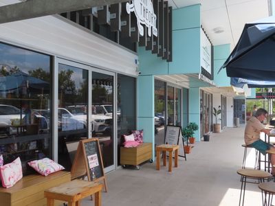 convenient-popular-cafe-shops-on-hilton-3