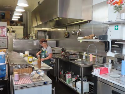locals-favourite-espresso-cafe-open-kitchen-style-6