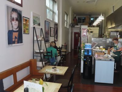 locals-favourite-espresso-cafe-open-kitchen-style-4