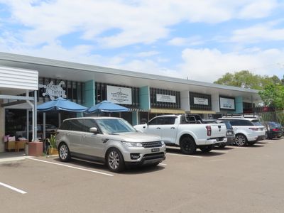 popular-cafe-shops-on-hilton-parking-out-front-8