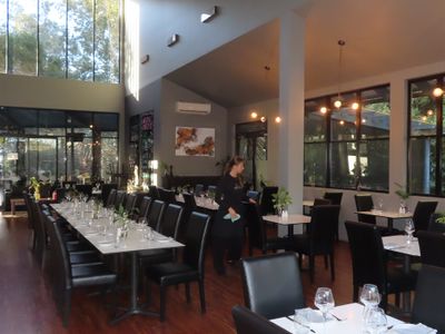 restaurant-bar-next-to-championship-golf-course-7