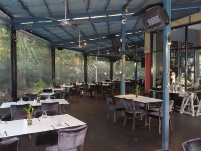 restaurant-bar-next-to-championship-golf-course-3