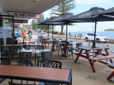 lively-esplanade-cafe-down-by-the-sea-3
