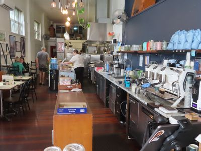 locals-favourite-espresso-cafe-open-kitchen-style-8