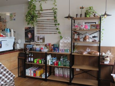 convenient-popular-cafe-shops-on-hilton-4
