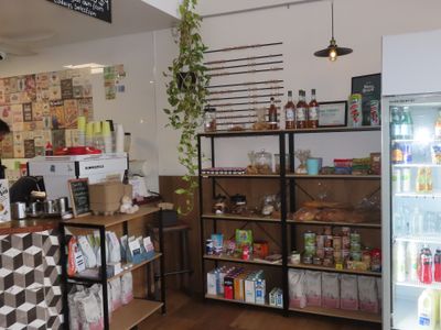 popular-cafe-shops-on-hilton-parking-out-front-4