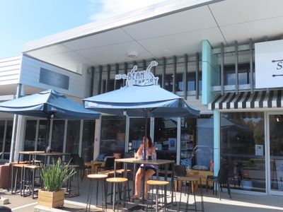 popular-cafe-shops-on-hilton-parking-out-front-0